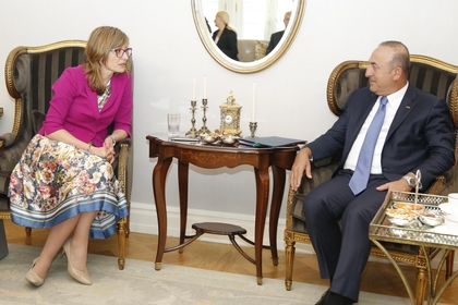 Вицепремиерът Екатерина Захариева се срещна с турския външен министър Мевлют Чавушоглу